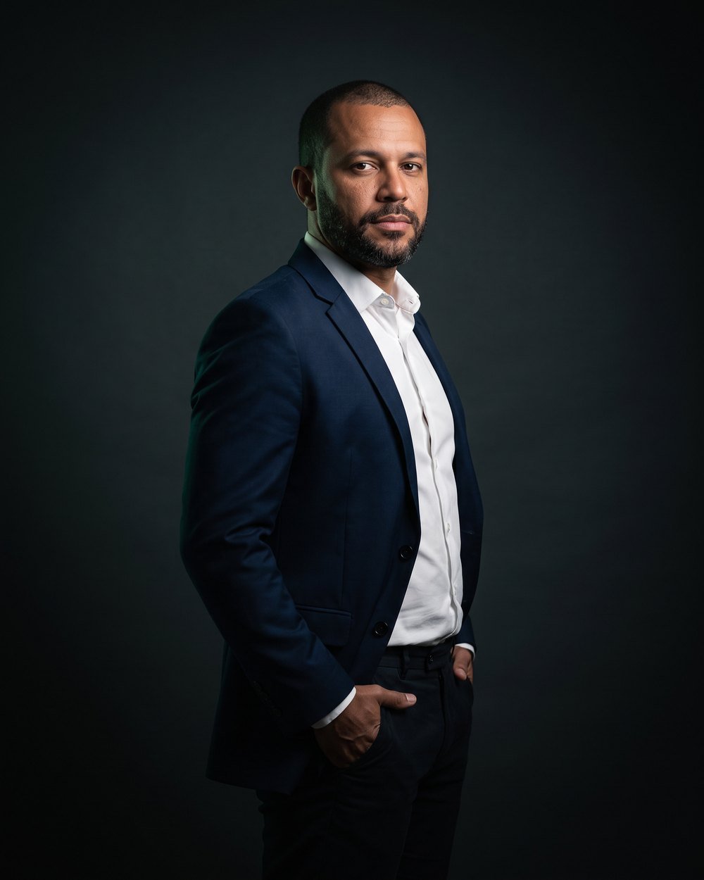 Retrato corporativo masculino em estúdio, fundo escuro